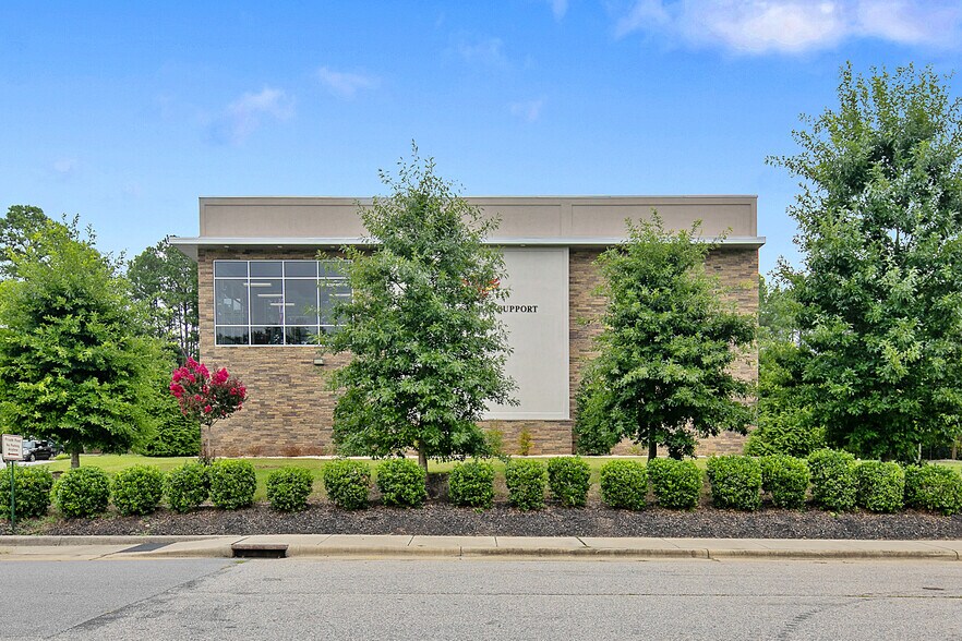 More Photos Of 2847 Bridgewood Dr, Fayetteville Office For Sale