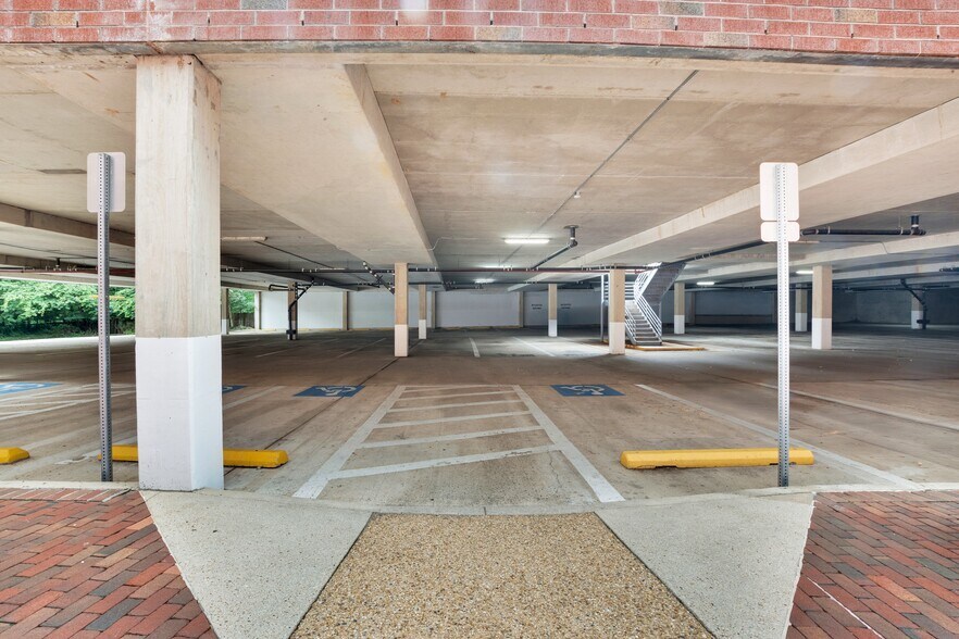 More Photos Of 10201 Fairfax Blvd, Fairfax Office For Lease