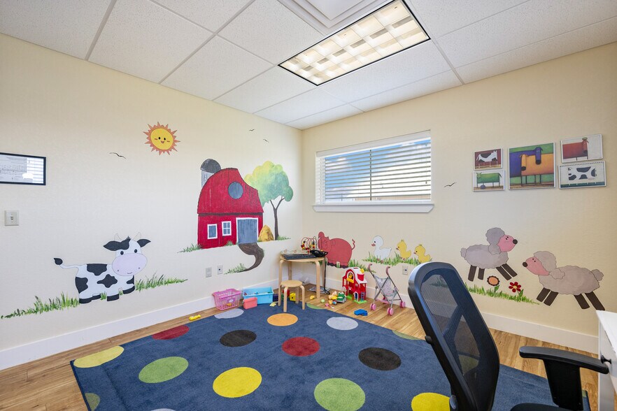 More Photos Of 140 Paloma Dr, Floresville Office For Sale