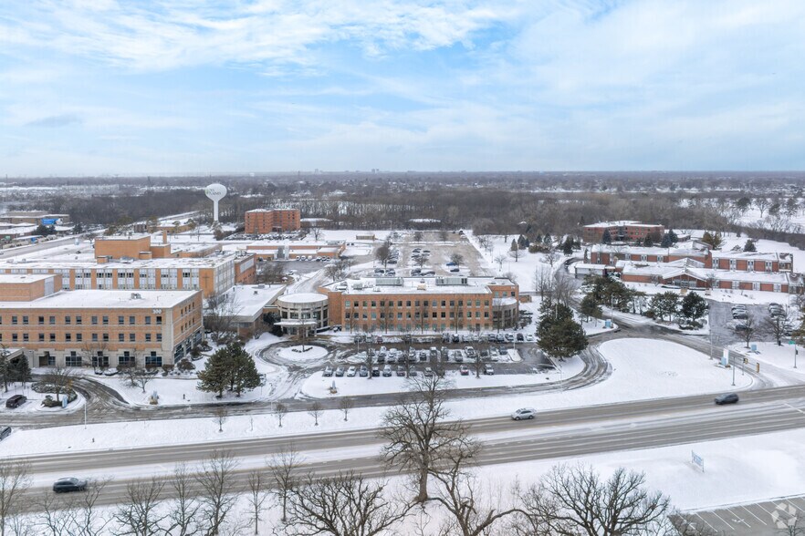 More Photos Of 150 N River Rd, Des Plaines Medical For Lease