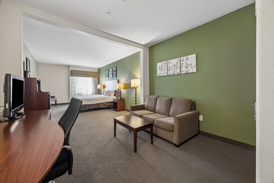 More Photos Of 18150 McKay Dr, Humble Hotel For Sale