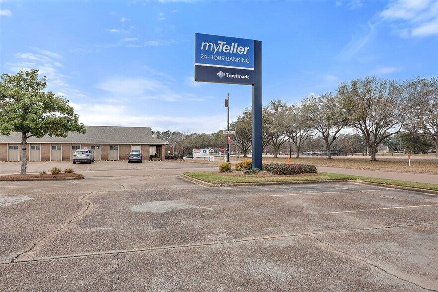 More Photos Of 101 Office Park Dr, Brandon Bank For Lease