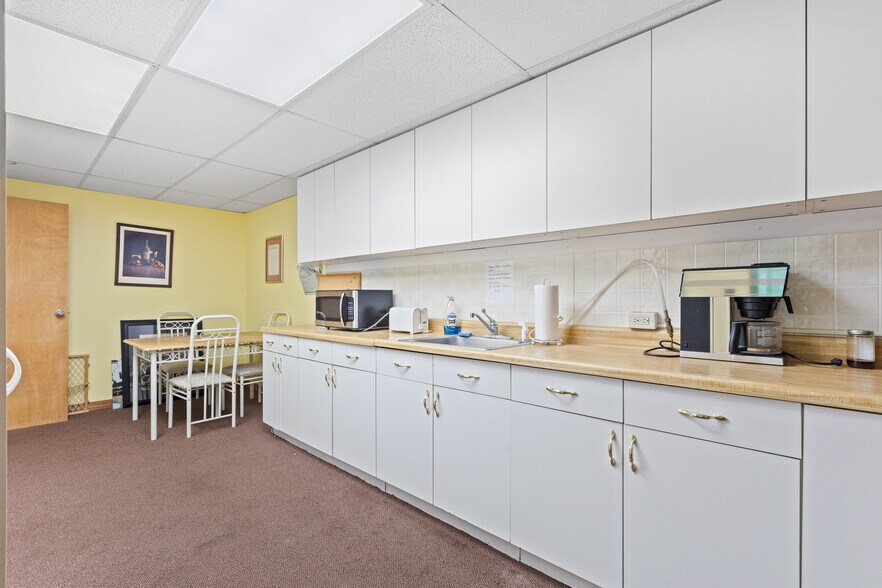 More Photos Of 29 Edison Ave, Oakland Warehouse For Lease