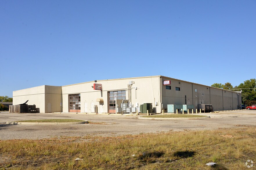 More Photos Of 557-569 S Main St, Englewood Unknown For Lease