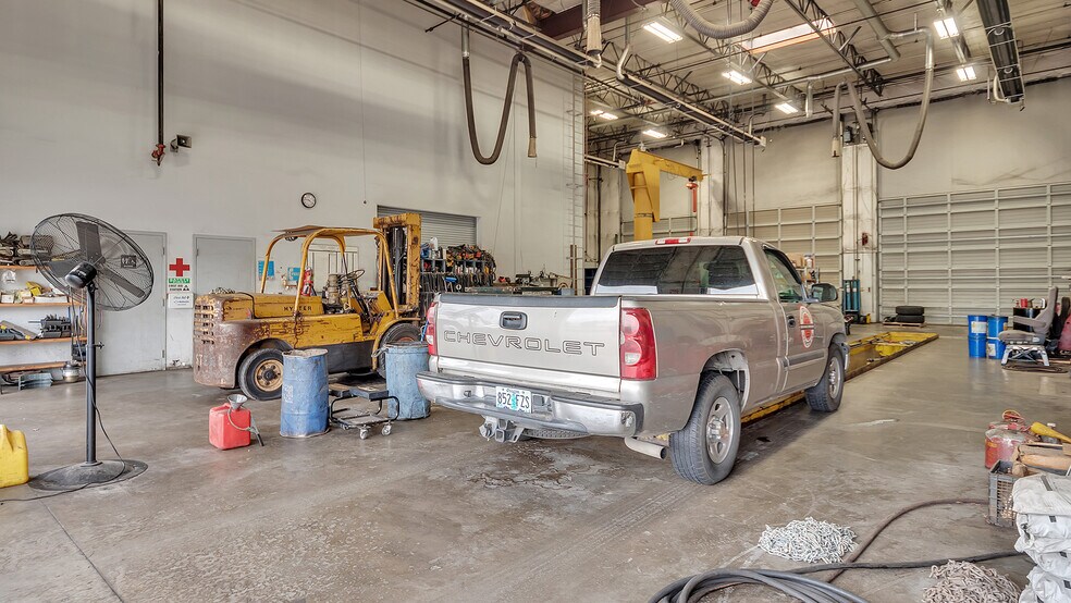 More Photos Of 7025 N Leadbetter Rd, Portland Service For Lease