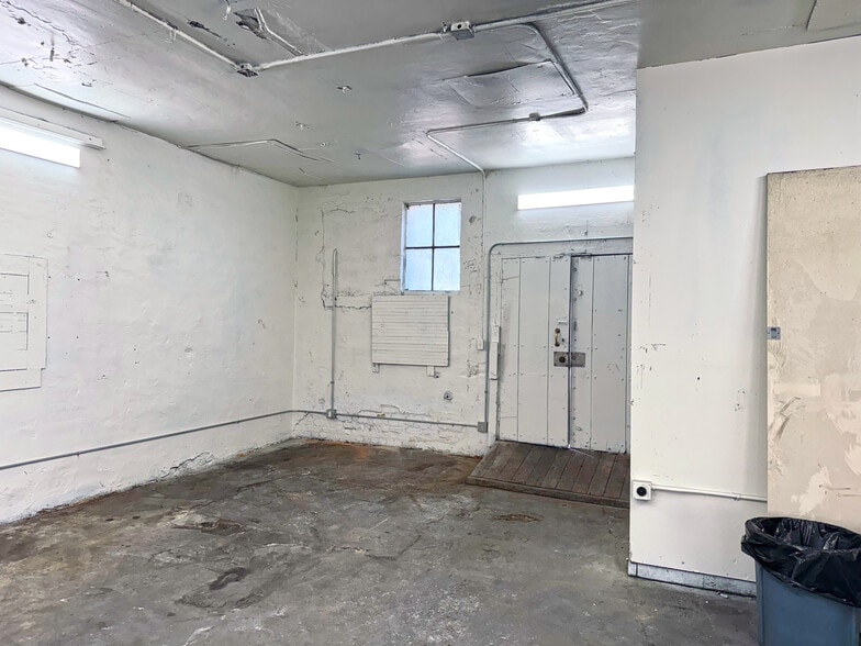 More Photos Of 429 State St, Santa Barbara Storefront For Sale