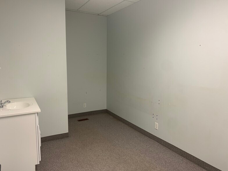 More Photos Of 356-358 Main St E, Hamilton Storefront Retail Residential For Lease