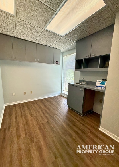 More Photos Of 1219 S East Ave, Sarasota Medical For Sale