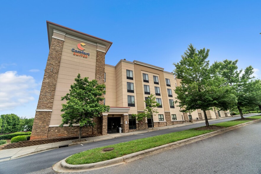 Primary Photo Of 14510 Boulder Park Dr, Huntersville Hotel For Sale