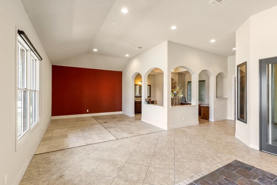 More Photos Of 105 Applewood Dr, Cedar Creek Office For Sale