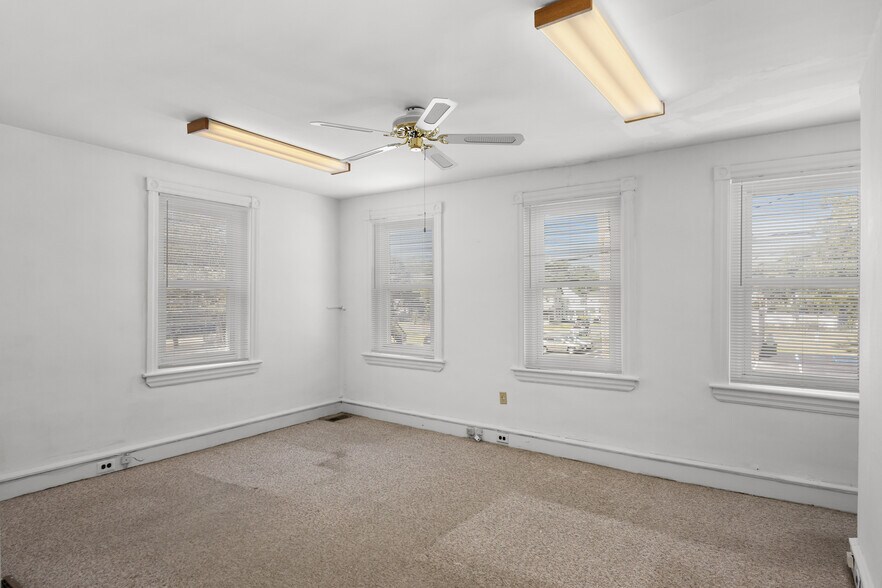 More Photos Of 688 N Broad St, Woodbury Office For Lease