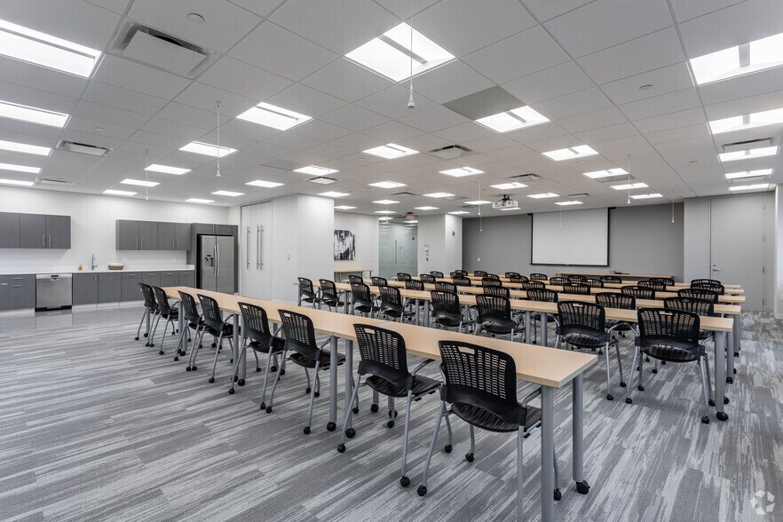 More Photos Of 10 W Broad St, Columbus Office For Lease