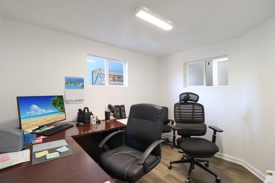 More Photos Of 305 Victor St, Austin Warehouse For Sale