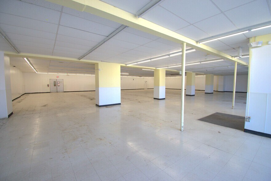More Photos Of 5101 W Division St, Chicago Storefront For Lease