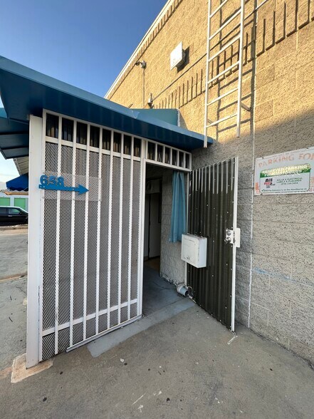 More Photos Of 658 Hawthorne St, Glendale Showroom For Lease