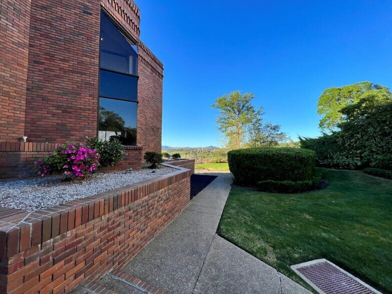 More Photos Of 400 Redcliff Dr, Redding Office For Sale