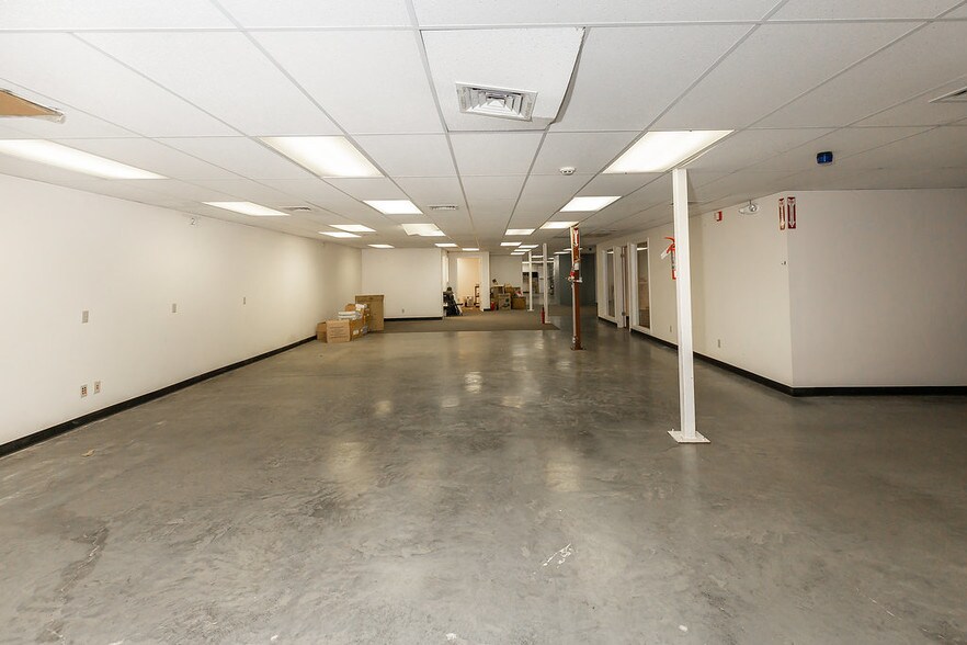 More Photos Of 8901 Washington St, Kansas City Showroom For Sale