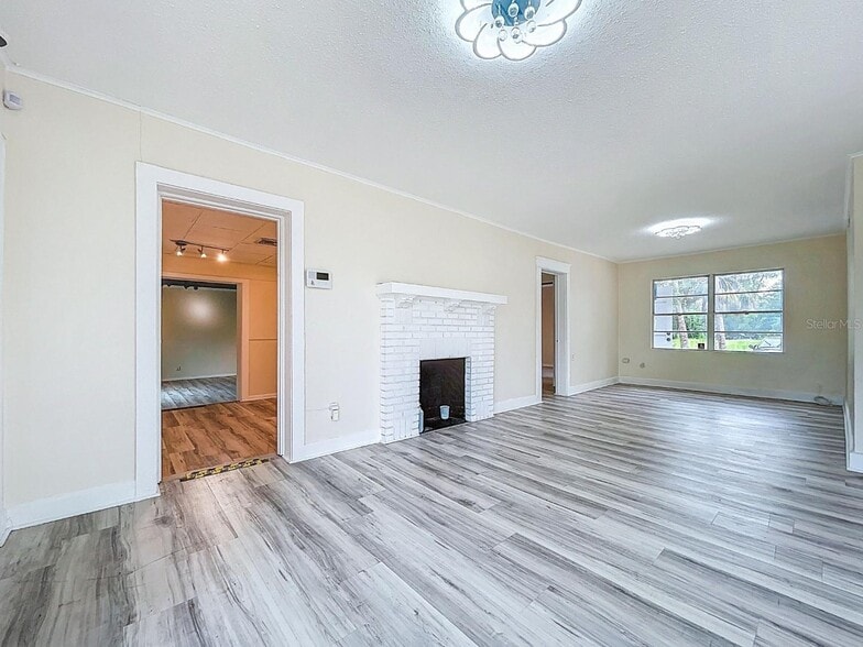 More Photos Of 301 N US Highway 41, Ruskin Office Residential For Lease