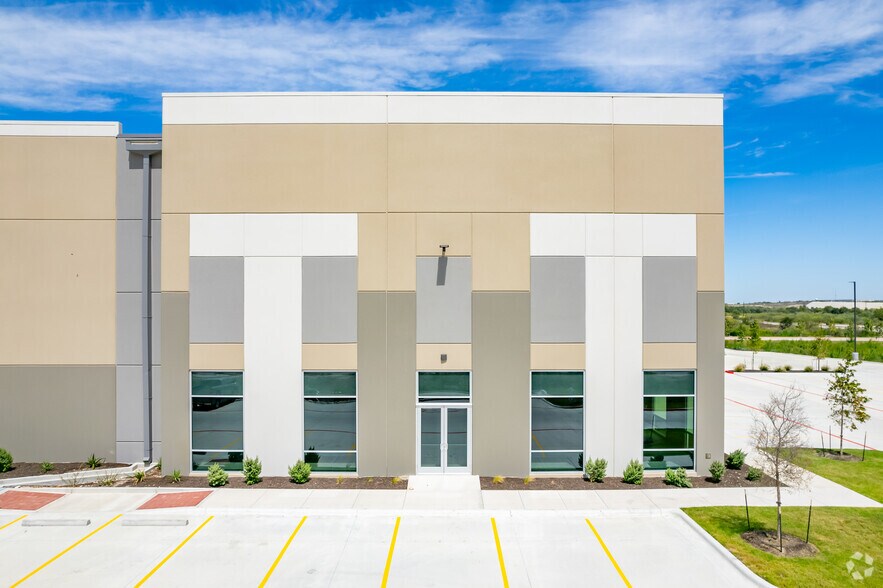 More Photos Of 19200 Marketplace Ave, Kyle Warehouse For Lease