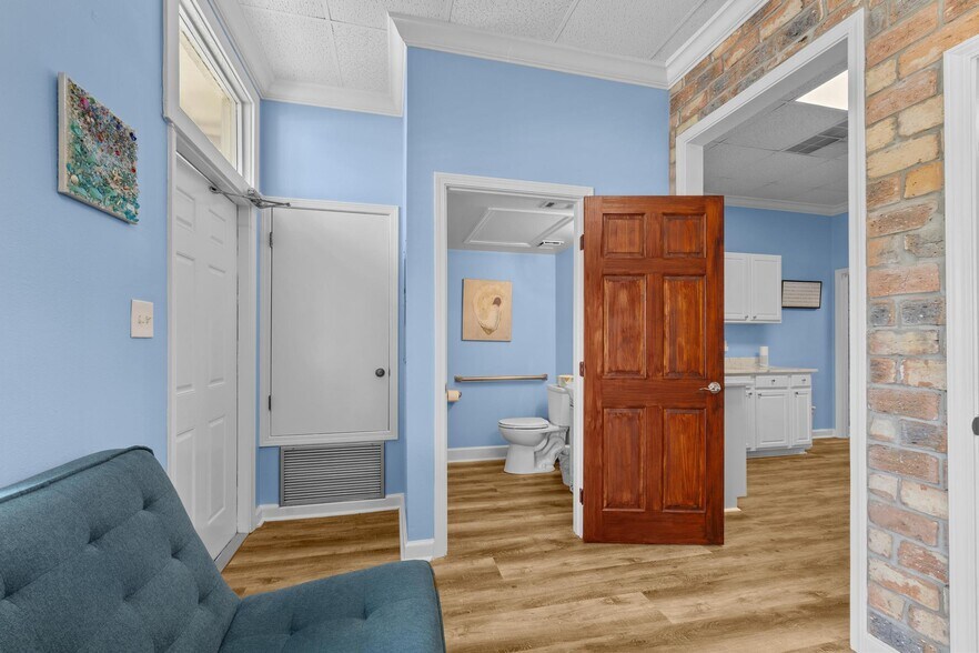 More Photos Of 913 Gulf Breeze Pky, Gulf Breeze Storefront Retail Office For Sale