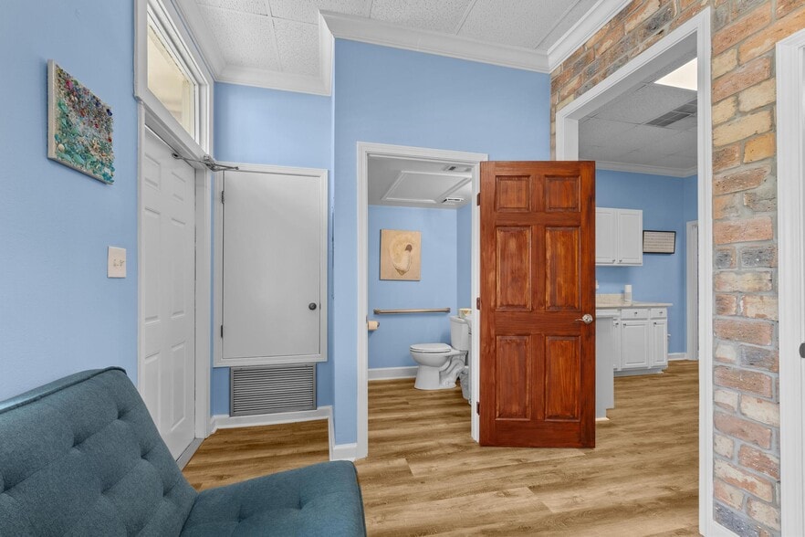 More Photos Of 913 Gulf Breeze Pky, Gulf Breeze General Retail For Sale