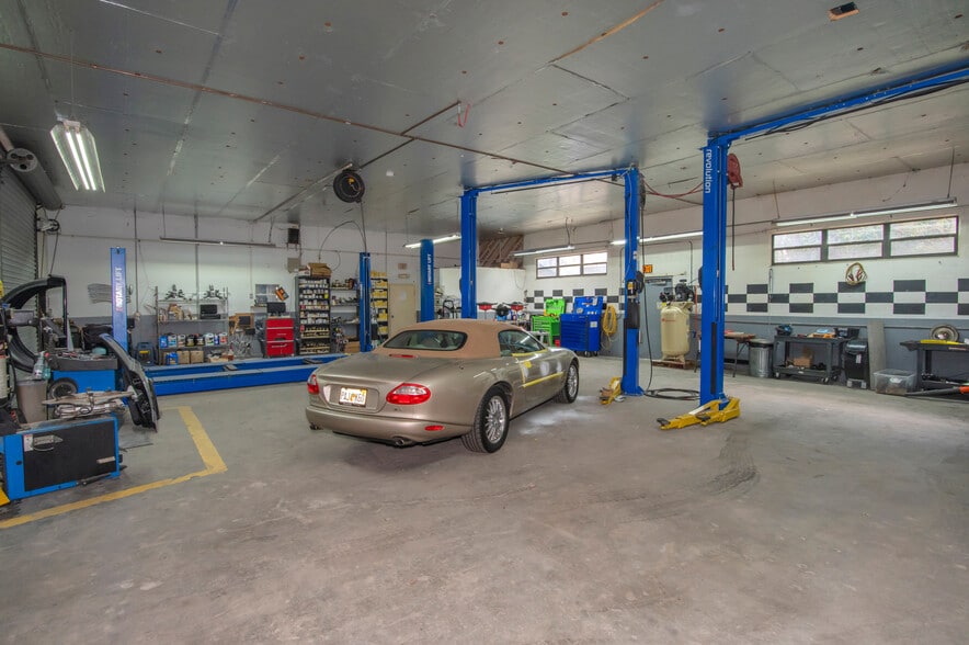 More Photos Of 982 E Hartshorn Ln, Holder Auto Repair For Sale