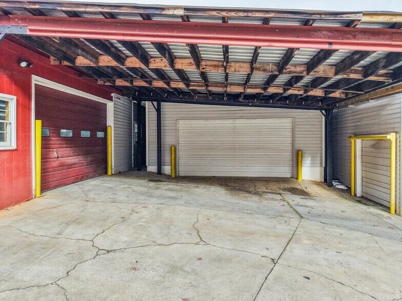 More Photos Of 215 Aloe Rd, Greensboro Manufacturing For Lease