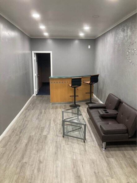 More Photos Of 415 Bonito Ave, Long Beach Showroom For Lease