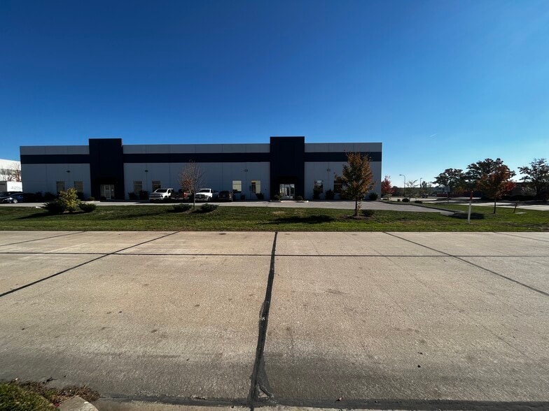 More Photos Of 3896 Fountain Lakes Pky E, Saint Charles Industrial For Lease