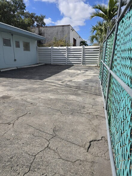 More Photos Of 220 SW 30th St, Fort Lauderdale Warehouse For Lease