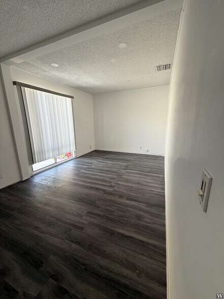 More Photos Of 8170 Beverly Blvd, Los Angeles Office For Lease