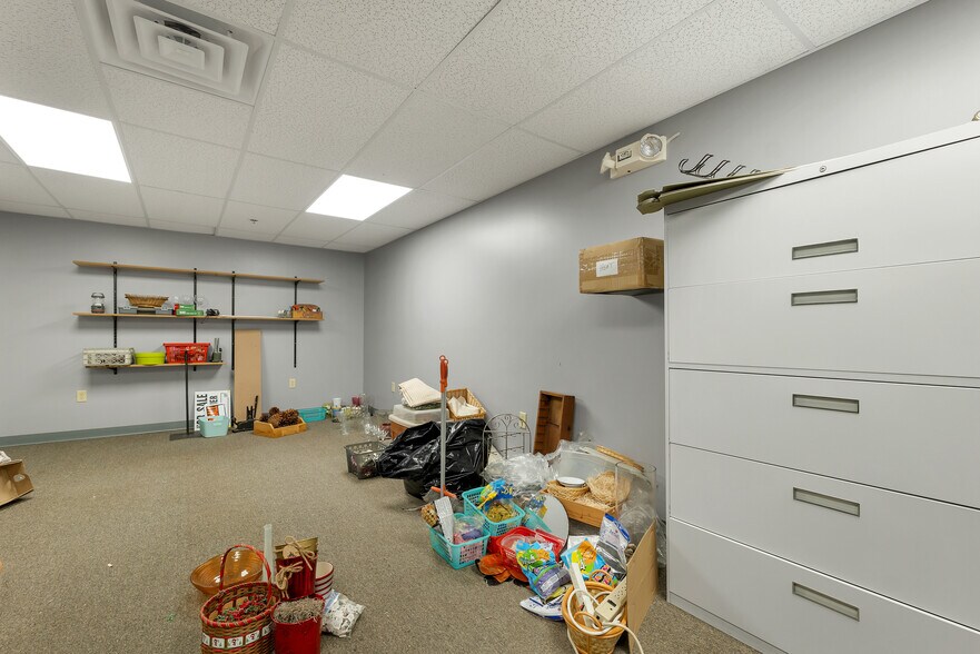 More Photos Of 45 Londonderry Tpke, Hooksett Office For Lease