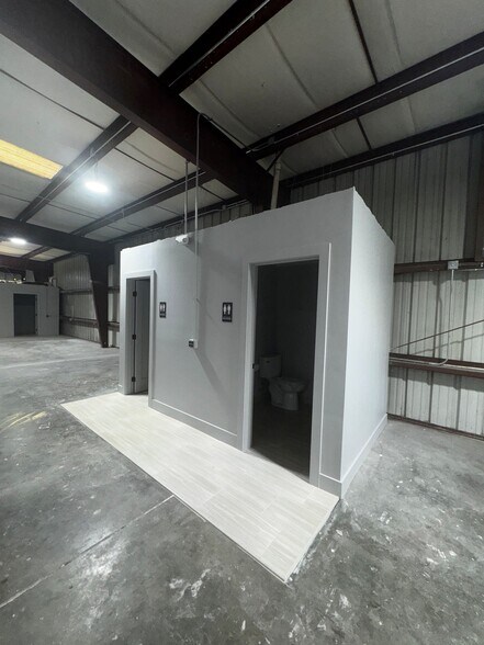 More Photos Of 4827 N Lois Ave, Tampa Warehouse For Lease