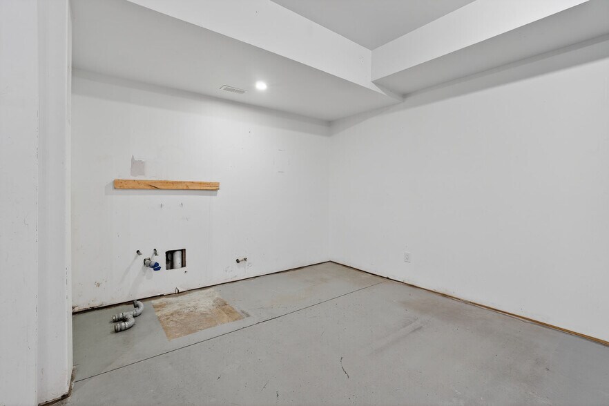 More Photos Of 1577-1579 Rue Fleury E, Montréal Storefront Retail Residential For Lease