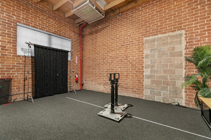 More Photos Of 1604 Venice Blvd, Los Angeles Showroom For Lease