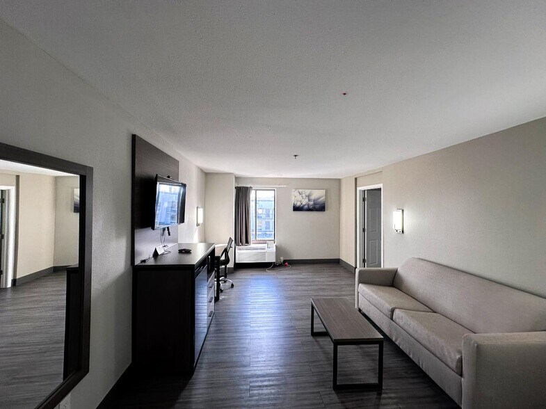 More Photos Of 5635 Tillmans Corner Pky, Theodore Hotel For Sale