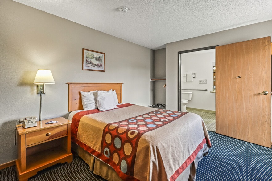 More Photos Of 726 S Lake Ave, Phillips Hotel For Sale