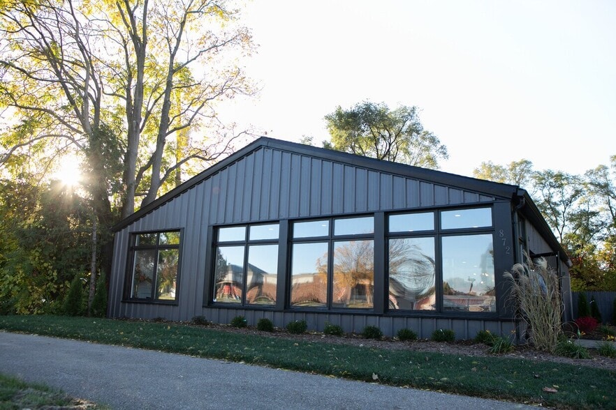 More Photos Of 872 E Auburn Rd, Rochester Hills Freestanding For Lease