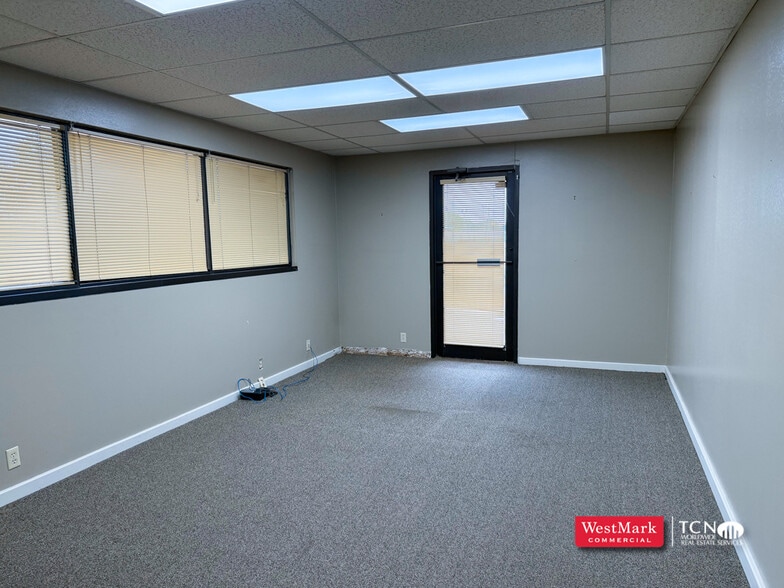 More Photos Of 1316 54th St, Lubbock Showroom For Lease