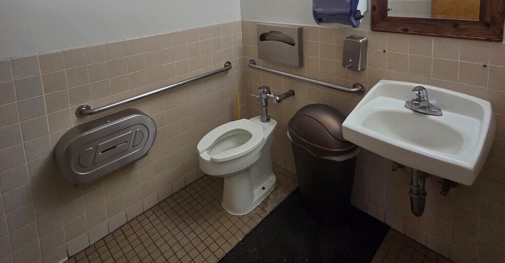 More Photos Of 902 Oak Ln, Rio Linda Office For Lease