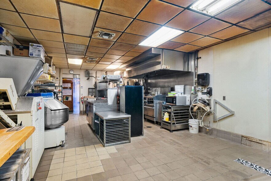 More Photos Of 2909-2911 E Commercial Blvd, Fort Lauderdale Storefront Retail Residential For Sale