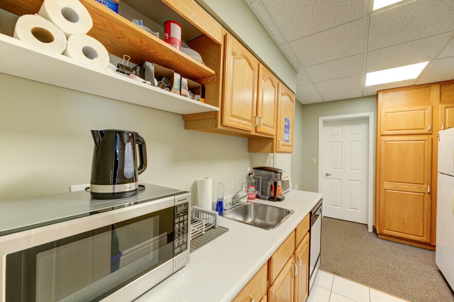 More Photos Of 127 Charing Cross St, Brantford Office For Sale