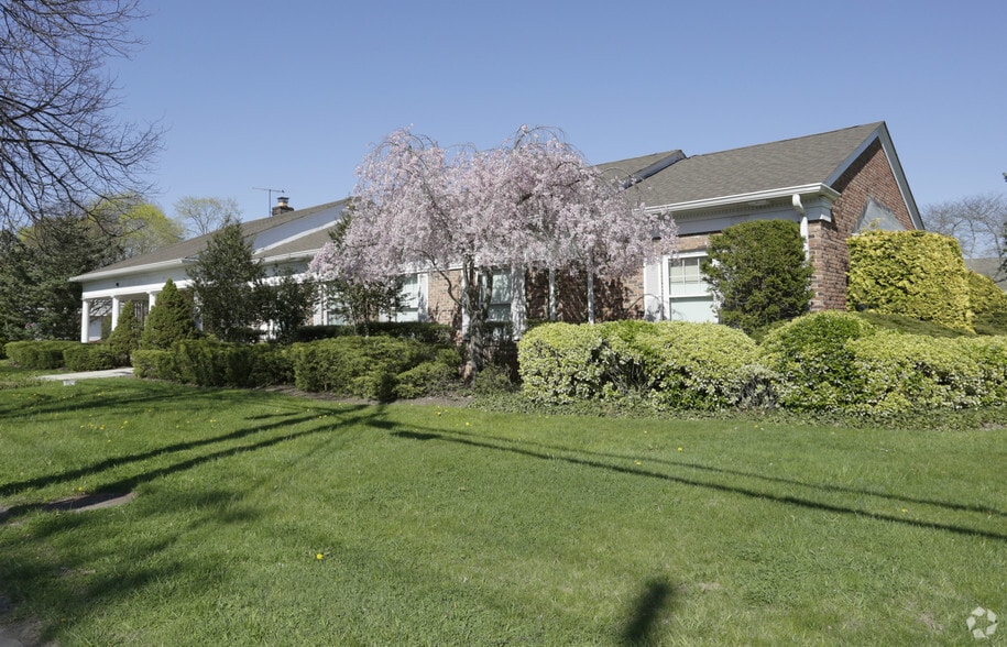 Primary Photo Of 245 Lake Ave, Saint James Bank For Lease