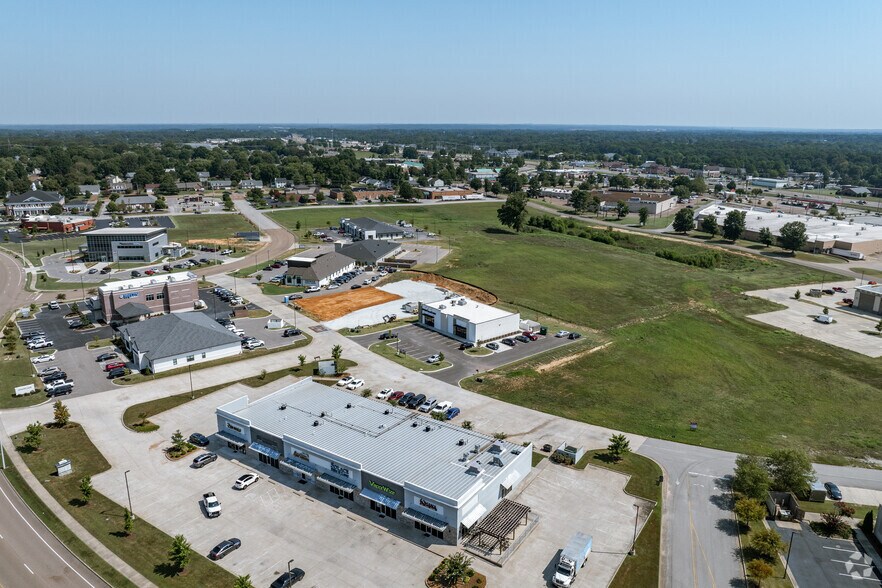 More Photos Of 1373 Union University Dr, Jackson Storefront Retail Office For Lease