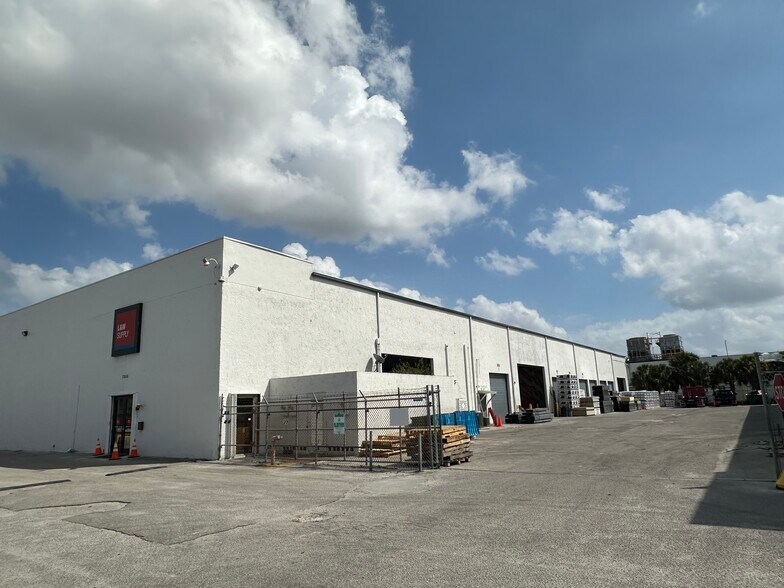 More Photos Of 7555 Garden Rd, Riviera Beach Distribution For Lease