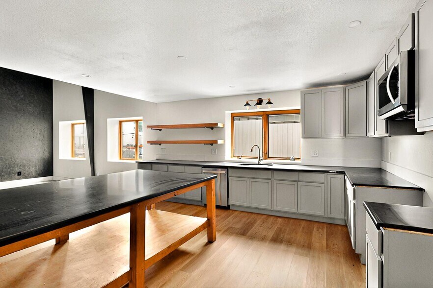 More Photos Of 11544 Cockleburr Rd, Roanoke Warehouse For Lease