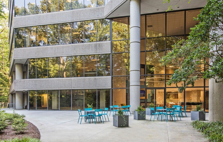 More Photos Of 400 Northridge Rd, Atlanta Office For Lease