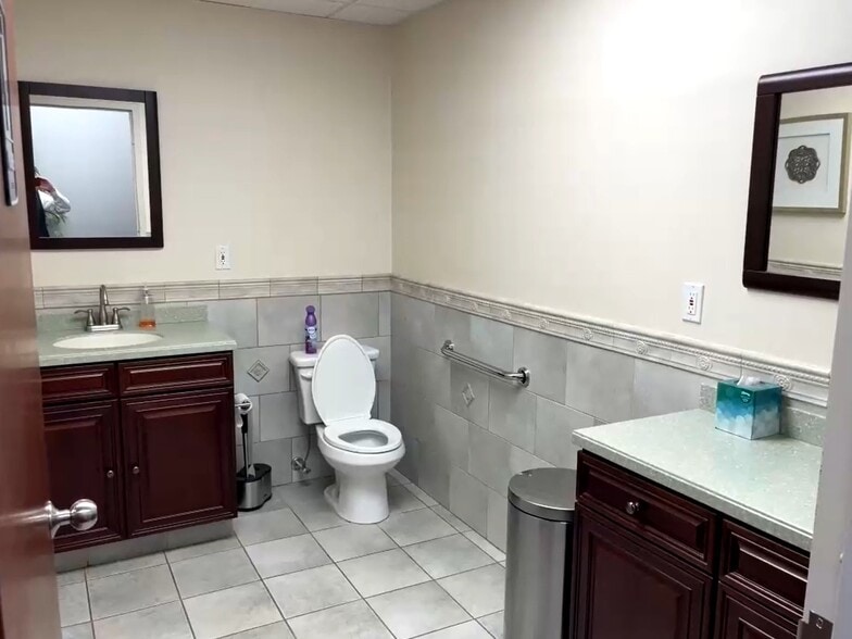 More Photos Of 300 Corporate Plz, Islandia Office For Lease