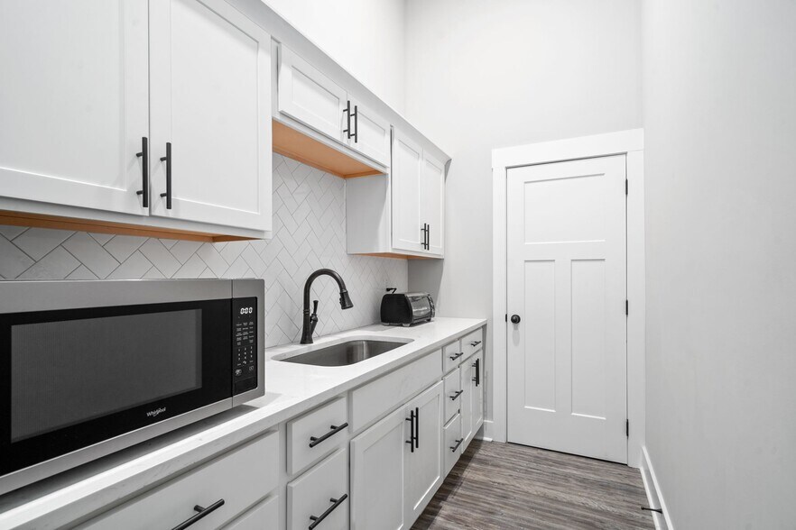 More Photos Of 1811 Mercantile Dr, Clarksville Light Distribution For Lease