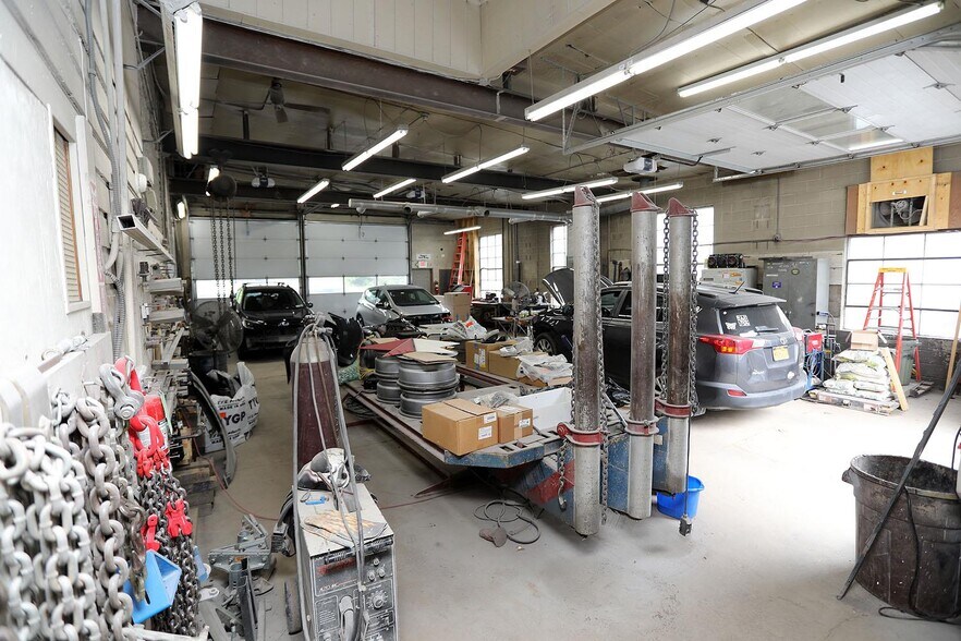 More Photos Of 5013 New York 52, Jeffersonville Auto Repair For Sale